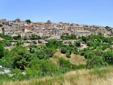 Mietwagen auf sizilianischer Landstraße im Olivenhain
